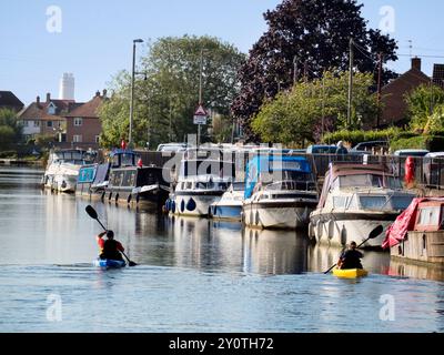 Descente de la Tamise en canoë à Abingdon, Oxfordshire. Abingdon prétend être la plus ancienne ville d'Angleterre. Et la grande Tamise se trouve au cœur de moi Banque D'Images