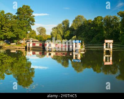 Péniches et réflexions sur la Tamise par Abingdon Lock. Abingdon-on-Thames prétend être la plus ancienne ville d'Angleterre. Et la Tamise coule Banque D'Images