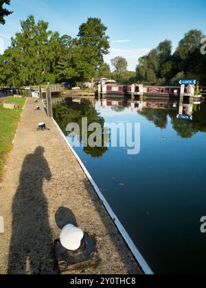 Péniches, ombres et reflets sur la Tamise par Abingdon Lock. Abingdon-on-Thames prétend être la plus ancienne ville d'Angleterre. Et la Tamise R Banque D'Images