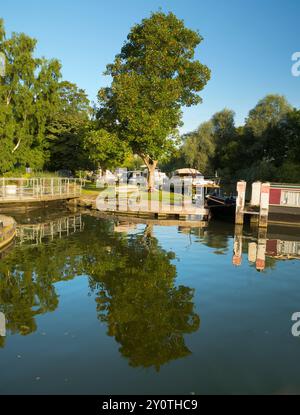 Péniches et réflexions sur la Tamise par Abingdon Lock. Abingdon-on-Thames prétend être la plus ancienne ville d'Angleterre. Et la Tamise coule Banque D'Images