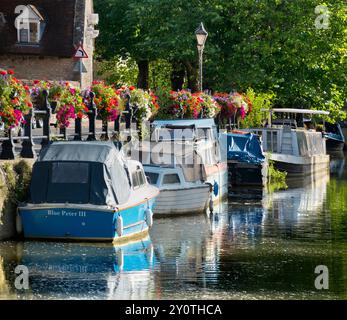 Paniers floraux de mi-été au quai St Helens près de la Tamise, Abingdon. Saint Helen's Wharf est un lieu de beauté remarquable sur la Tamise, juste en amont de Banque D'Images