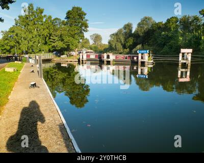 Péniches, ombres et reflets sur la Tamise par Abingdon Lock. Abingdon-on-Thames prétend être la plus ancienne ville d'Angleterre. Et la Tamise R Banque D'Images