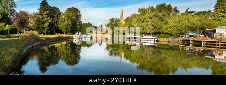 Vue panoramique depuis le pont Abingdon des Houseboats amarrés par la Tamise. Une belle vue sur la Tamise à Abingdon, tôt un matin d'été. Nous sommes sur le Banque D'Images