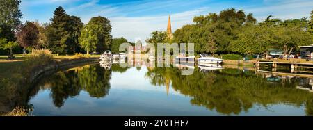 Vue panoramique depuis le pont Abingdon des Houseboats amarrés par la Tamise. Une belle vue sur la Tamise à Abingdon, tôt un matin d'été. Nous sommes sur le Banque D'Images