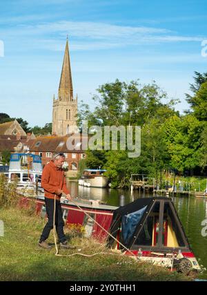 Amarrage de péniche près de la Tamise à Abingdon. Une belle vue sur la Tamise à Abingdon, un matin de fin d'été. Nous sommes sur la rive sud de la rivière, lo Banque D'Images