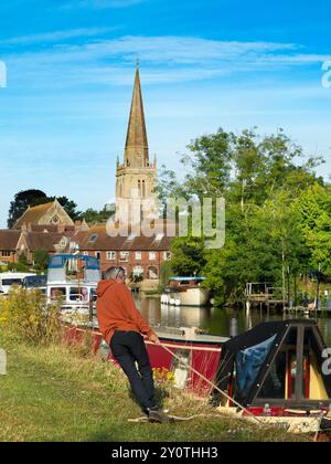 Amarrage de péniche près de la Tamise à Abingdon. Une belle vue sur la Tamise à Abingdon, un matin de fin d'été. Nous sommes sur la rive sud de la rivière, lo Banque D'Images