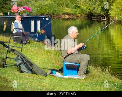 Pêcheurs par Abingdon Weir sur la Tamise. Relaxation lente... La rivière traverse le cœur d'Abingdon, qui prétend être la plus ancienne ville de Brit Banque D'Images