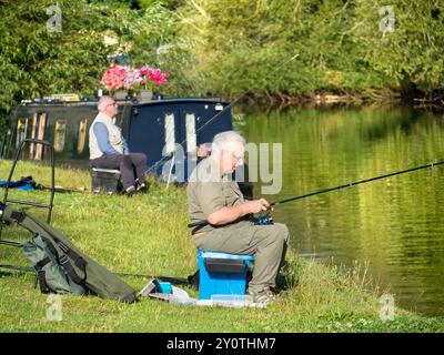 Pêcheurs par Abingdon Weir sur la Tamise. Relaxation lente... La rivière traverse le cœur d'Abingdon, qui prétend être la plus ancienne ville de Brit Banque D'Images