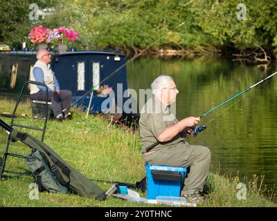 Pêcheurs par Abingdon Weir sur la Tamise. Relaxation lente... La rivière traverse le cœur d'Abingdon, qui prétend être la plus ancienne ville de Brit Banque D'Images