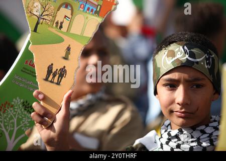 Des milliers de réfugiés palestiniens de tous leurs camps de réfugiés au Liban participent à une manifestation massive dans la ville de Qalaa Al-Shaqif, près de la frontière avec Israël, pour marquer le 70e anniversaire de la Nakba ou catastrophe. Les manifestants ont agité des drapeaux palestiniens et libanais et ont porté de grands motifs des clés de leurs pères et grands-pères, qui font maintenant partie d'Israël. Les manifestants ont protesté contre la décision de Trump sur Jérusalem et ont exigé l'ouverture de la frontière avec Israël. Certains groupes de jeunes ont essayé d'avancer vers la frontière avec Israël avant d'être renvoyés Banque D'Images