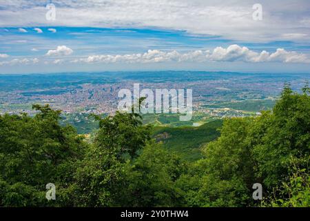 Une vue panoramique de Tirana, la capitale de l'Albanie, vue depuis le mont Dajti dans les montagnes Skanderbeg. Pentes de montagne boisées au premier plan Banque D'Images