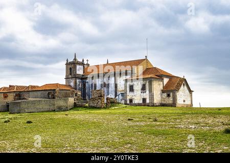 Le sanctuaire complexe Santuario de Nossa Senhora do Cabo Espichel, qui comprend l'église encore en usage aujourd'hui, situé à l'ouest de Sesimbra, Port Banque D'Images