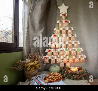 Décor de sapin de Noël enchanteur pour 2025 Banque D'Images