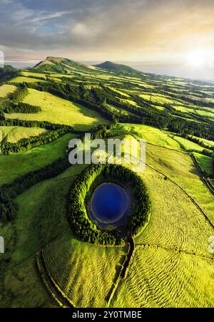 Oeil de lac avec paysage vert près de Sete Cidades aux Açores, Portugal de drone au coucher du soleil Banque D'Images