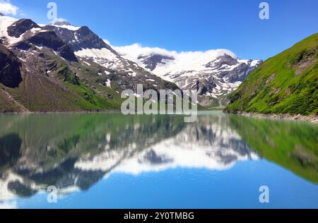 Vue panoramique sur le lac du réservoir Mooserboden dans les montagnes du Hohe Tauern près de Kaprun, Alpes autrichiennes. Banque D'Images