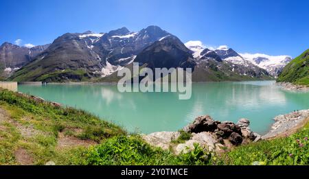 Paysage d'été idyllique avec montagne claire et lac alpin dans les Alpes, Autriche - Hohe Tauern près de Kaprun, Mooserboden Banque D'Images