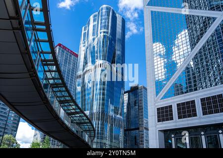 Hong Kong, Chine - 03 juillet 2024 : architecture moderne en gratte-ciel avec façade en verre et pont de liaison. Banque D'Images