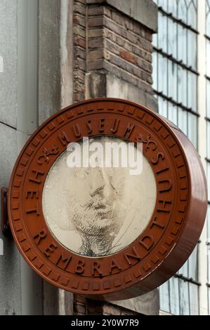 AMSTERDAM, PAYS-BAS - 08 MAI 2012 : panneau devant le musée de la Maison de Rembrandt (Museum Het Rembrandthuis) Banque D'Images