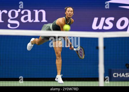 New York, États-Unis. 3 septembre 2024. Zheng Qinwen, de Chine, sert à Aryna Sabalenka, de Biélorussie, lors du quart de finale féminin en simple à New York, aux États-Unis, le 3 septembre 2024. Crédit : Li Rui/Xinhua/Alamy Live News Banque D'Images