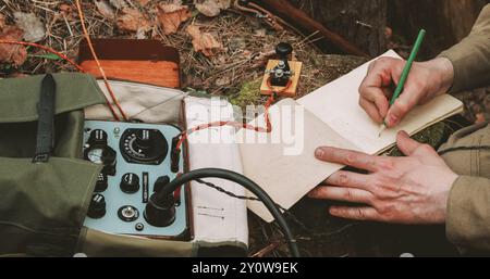 Infanterie soviétique russe Soldat de l'Armée rouge dans la Seconde Guerre mondiale utilisant l'émetteur-récepteur radio portable soviétique russe dans le retranchement de tranchée au printemps automne Banque D'Images