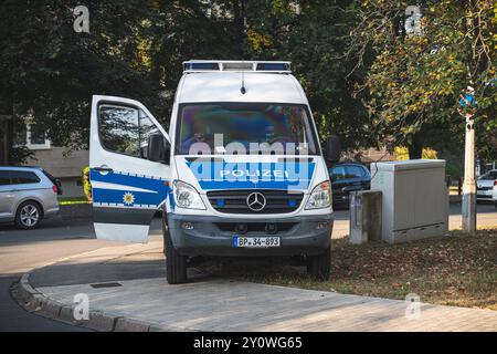 Jena, Allemagne. 04th Sep, 2024. Un véhicule de la police fédérale se trouve devant la maison où l'une des descentes a eu lieu. La police fédérale fouille les maisons et les chambres d'un gang soupçonné de contrebande dans plusieurs états fédéraux. Crédit : David Breidert/dpa/Alamy Live News Banque D'Images