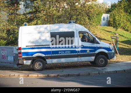 Jena, Allemagne. 04th Sep, 2024. Un véhicule de la police fédérale se trouve devant la maison où l'une des descentes a eu lieu. La police fédérale fouille les maisons et les chambres d'un gang soupçonné de contrebande dans plusieurs états fédéraux. Crédit : David Breidert/dpa/Alamy Live News Banque D'Images