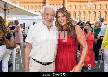 Dieter Hallervorden mit Ehefrau Christiane Zander Hallervorden beim 22. Berliner Hoffest am Roten Rathaus. Berlin, 03.09.2024 *** Dieter Hallervorden avec son épouse Christiane Zander Hallervorden au 22 Berlin court Festival au Rotes Rathaus Berlin, 03 09 2024 Foto:xS.xZeitzx/xFuturexImagex hoffest 4917 Banque D'Images