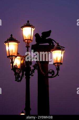 Coucher de soleil de la colonne du lion ailé à la place Mark's Square, Venise, Italie Banque D'Images