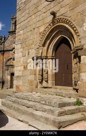 Entrée de l'église Nuestra Señora del Azogue, Puebla de Sanabria, province de Zamora, Castille-et-Léon, Espagne Banque D'Images