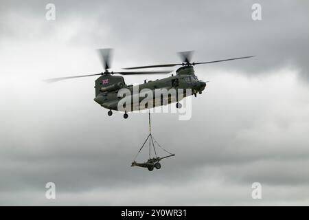 Boeing Chinook Dual rotor Heavy Lift Helicopter ZH902 du 18 Squadron RAF transportant un canon de campagne moyen au RIAT Banque D'Images