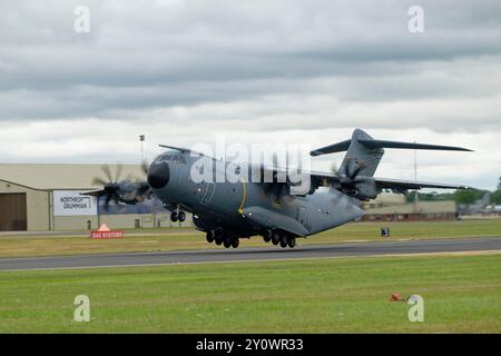 L'avion de transport militaire allemand Airbus A400M Atlas 5423 de la Luftwaffe décolle de la RAF Fairford en Angleterre pour être exposé au RIAT Banque D'Images