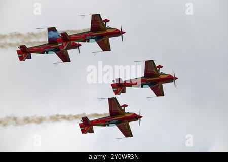 Les 330 avions acrobatiques supplémentaires de l'équipe Royal Jordanian Falcons International Display Team volent à l'envers à la RAF Fairford pendant le RIAT Banque D'Images