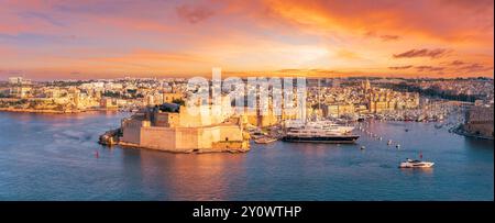 Paysage avec Grand Harbour et Saint Angelo Fort au coucher du soleil à la Valette, Malte. Banque D'Images
