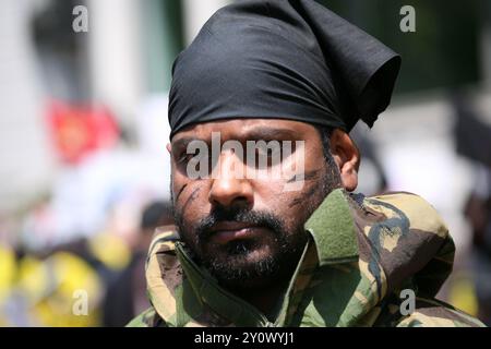 Environ 100 000 Tamouls ont marché à travers Londres aujourd'hui de Hyde Park à Temple place, appelant à la justice au Sri Lanka et à la création d'un État tamoul séparé dans ce pays. La marche a été menée par un groupe de «détenus» dans un camp de prisonniers de barbelés pour dramatiser les terribles conditions de vie des civils détenus dans les camps d'internement et exiger leur libération immédiate ainsi que l'accès total des Nations Unies aux camps. Certains portaient également des photographies de leurs proches qui ont été tués ou qui ont disparu et demandaient que le gouvernement et l'armée sri-lankais soient jugés pour crimes de guerre, ainsi que pour demander des sanctions économiques Banque D'Images