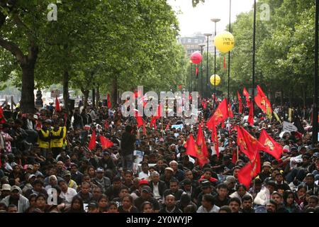 Environ 100 000 Tamouls ont marché à travers Londres aujourd'hui de Hyde Park à Temple place, appelant à la justice au Sri Lanka et à la création d'un État tamoul séparé dans ce pays. La marche a été menée par un groupe de «détenus» dans un camp de prisonniers de barbelés pour dramatiser les terribles conditions de vie des civils détenus dans les camps d'internement et exiger leur libération immédiate ainsi que l'accès total des Nations Unies aux camps. Certains portaient également des photographies de leurs proches qui ont été tués ou qui ont disparu et demandaient que le gouvernement et l'armée sri-lankais soient jugés pour crimes de guerre, ainsi que pour demander des sanctions économiques Banque D'Images