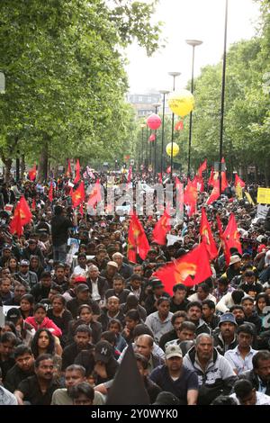 Environ 100 000 Tamouls ont marché à travers Londres aujourd'hui de Hyde Park à Temple place, appelant à la justice au Sri Lanka et à la création d'un État tamoul séparé dans ce pays. La marche a été menée par un groupe de «détenus» dans un camp de prisonniers de barbelés pour dramatiser les terribles conditions de vie des civils détenus dans les camps d'internement et exiger leur libération immédiate ainsi que l'accès total des Nations Unies aux camps. Certains portaient également des photographies de leurs proches qui ont été tués ou qui ont disparu et demandaient que le gouvernement et l'armée sri-lankais soient jugés pour crimes de guerre, ainsi que pour demander des sanctions économiques Banque D'Images