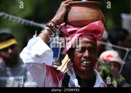 Environ 100 000 Tamouls ont marché à travers Londres aujourd'hui de Hyde Park à Temple place, appelant à la justice au Sri Lanka et à la création d'un État tamoul séparé dans ce pays. La marche a été menée par un groupe de «détenus» dans un camp de prisonniers de barbelés pour dramatiser les terribles conditions de vie des civils détenus dans les camps d'internement et exiger leur libération immédiate ainsi que l'accès total des Nations Unies aux camps. Certains portaient également des photographies de leurs proches qui ont été tués ou qui ont disparu et demandaient que le gouvernement et l'armée sri-lankais soient jugés pour crimes de guerre, ainsi que pour avoir appelé à un sacré exercice économique Banque D'Images