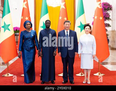 (240904) - BEIJING, 4 septembre 2024 (Xinhua) -- le président chinois Xi Jinping et son épouse Peng Liyuan posent pour une photo de groupe avec le président sénégalais Bassirou Diomaye Faye et son épouse Marie Khone Faye lors d'une cérémonie de bienvenue du président sénégalais Bassirou Diomaye Faye, qui est à Beijing pour le Sommet 2024 du Forum sur la coopération sino-africaine (FOCAC) et une visite d'État, dans la salle nord de la Grande salle du peuple avant leurs entretiens à Beijing, capitale de la Chine, le 4 septembre 2024. XI s'est entretenu mercredi avec Faye dans la Grande salle du peuple à Pékin. (Xinhua/Huang Ji Banque D'Images