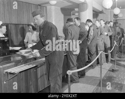 Aktuell 1950 : et moderne velferdsbygg for 1200 arbeidereArbeiderne ved Akers mekaniske Verksted i oslo kan rose seg av at de har fått et av landets mest moderne velferdsbygg. DET ligger i Munkedamsveien rett overfor det store skipsbyggerverkstedet, og en kjempemessig gallionsfigur som er hentet fra «Bolivar», pryder fasaden over inngangen. Foto : Sverre A. Børretzen / Aktuell / NTB ***FOTO IKKE BILDEBEHANDLET*** le texte de cette image est traduit automatiquement Banque D'Images