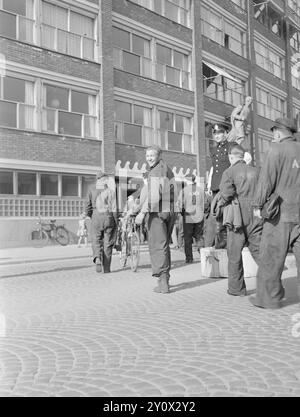 Aktuell 1950 : et moderne velferdsbygg for 1200 arbeidereArbeiderne ved Akers mekaniske Verksted i oslo kan rose seg av at de har fått et av landets mest moderne velferdsbygg. DET ligger i Munkedamsveien rett overfor det store skipsbyggerverkstedet, og en kjempemessig gallionsfigur som er hentet fra «Bolivar», pryder fasaden over inngangen. Foto : Sverre A. Børretzen / Aktuell / NTB ***FOTO IKKE BILDEBEHANDLET*** le texte de cette image est traduit automatiquement Banque D'Images