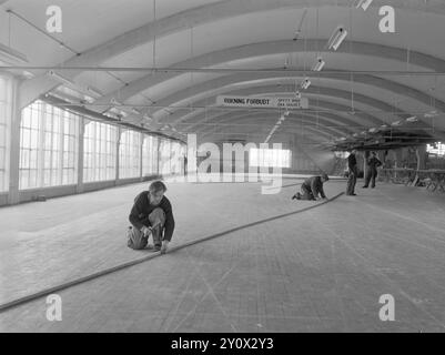 Aktuell 1950 : et moderne velferdsbygg for 1200 arbeidereArbeiderne ved Akers mekaniske Verksted i oslo kan rose seg av at de har fått et av landets mest moderne velferdsbygg. DET ligger i Munkedamsveien rett overfor det store skipsbyggerverkstedet, og en kjempemessig gallionsfigur som er hentet fra «Bolivar», pryder fasaden over inngangen. Foto : Sverre A. Børretzen / Aktuell / NTB ***FOTO IKKE BILDEBEHANDLET*** le texte de cette image est traduit automatiquement Banque D'Images