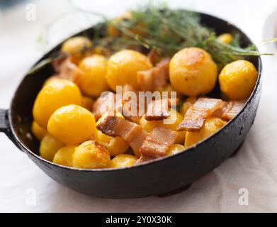 Délicieuses pommes de terre fraîches frites avec du bacon servies dans une poêle Banque D'Images