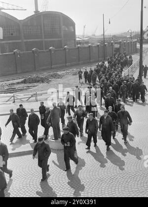 Aktuell 1950 : et moderne velferdsbygg for 1200 arbeidereArbeiderne ved Akers mekaniske Verksted i oslo kan rose seg av at de har fått et av landets mest moderne velferdsbygg. DET ligger i Munkedamsveien rett overfor det store skipsbyggerverkstedet, og en kjempemessig gallionsfigur som er hentet fra «Bolivar», pryder fasaden over inngangen. Foto : Sverre A. Børretzen / Aktuell / NTB ***FOTO IKKE BILDEBEHANDLET*** le texte de cette image est traduit automatiquement Banque D'Images