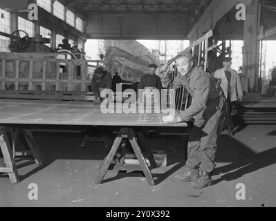 Aktuell 1950 : et moderne velferdsbygg for 1200 arbeidereArbeiderne ved Akers mekaniske Verksted i oslo kan rose seg av at de har fått et av landets mest moderne velferdsbygg. DET ligger i Munkedamsveien rett overfor det store skipsbyggerverkstedet, og en kjempemessig gallionsfigur som er hentet fra «Bolivar», pryder fasaden over inngangen. Foto : Sverre A. Børretzen / Aktuell / NTB ***FOTO IKKE BILDEBEHANDLET*** le texte de cette image est traduit automatiquement Banque D'Images