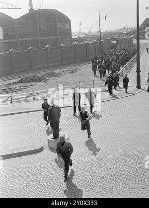 Aktuell 1950 : et moderne velferdsbygg for 1200 arbeidereArbeiderne ved Akers mekaniske Verksted i oslo kan rose seg av at de har fått et av landets mest moderne velferdsbygg. DET ligger i Munkedamsveien rett overfor det store skipsbyggerverkstedet, og en kjempemessig gallionsfigur som er hentet fra «Bolivar», pryder fasaden over inngangen. Foto : Sverre A. Børretzen / Aktuell / NTB ***FOTO IKKE BILDEBEHANDLET*** le texte de cette image est traduit automatiquement Banque D'Images