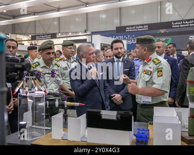 (240904) -- AQABA, 4 septembre 2024 (Xinhua) -- le roi Abdallah II de Jordanie visite la 14e exposition et conférence des forces d'opérations spéciales (SOFEX) à Aqaba, Jordanie, le 3 septembre 2024. La SOFEX de trois jours a débuté ici mardi. (Cour royale hachémite/document via Xinhua) Banque D'Images