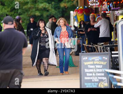 Ruth Jones, qui incarne Nessa Jenkins (à gauche) et Joanna page, qui incarne Stacey Shipman lors du tournage du spécial de Noël Gavin et Stacey à Barry dans la vallée de Glamorgan, au pays de Galles. Date de la photo : mercredi 4 septembre 2024. Banque D'Images