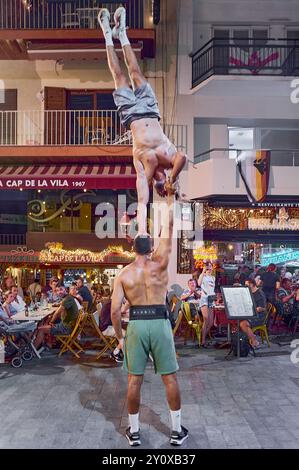 Sitges, Barcelone-04 septembre 2024 : superbe performance acrobatique à Sitges Banque D'Images