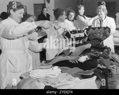 Current 25-1951: Joyeux effort du peuple norvégien. La collecte pour Italy Aid a déclenché une joie touchante de donner parmi les écoliers d’Oslo et de partout ailleurs dans le pays. De nombreuses écoles à Oslo ont dû envoyer des camions de livraison plusieurs fois pour remplir les salles de collecte, afin qu'elles puissent accepter davantage. Les dames qui ont pris part au tri ont dit qu'elles n'avaient jamais auparavant collecté autant de belles et entières choses comme maintenant. Beaucoup avaient évidemment envoyé des vêtements neufs. Photo : aktuell / NTB ***la photo n'est pas traitée*** le texte de cette image est traduit automatiquement Banque D'Images