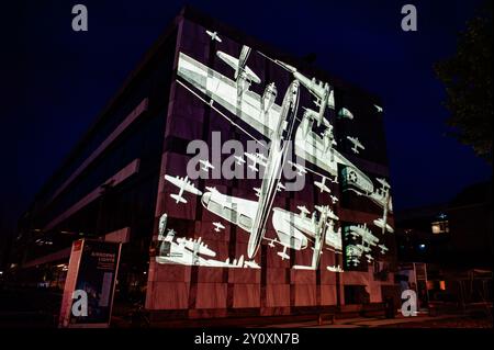 29 août, Arnhem. Parce que septembre 2024 marque le 80e anniversaire de la bataille d’Arnhem, chaque jour, au crépuscule, des projections spéciales illuminent les bâtiments du centre-ville. La bataille d'Arnhem s'est déroulée pendant l'opération Market Garden, le plus grand assaut aéroporté de l'histoire et l'une des opérations alliées les plus ambitieuses de la seconde Guerre mondiale. Banque D'Images